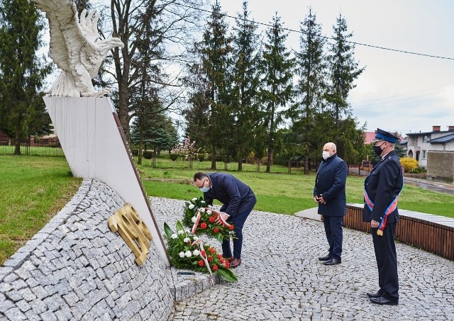 W poniedziałek 3 maja na terenie Gminy i Miasta Przysucha miały miejsce obchody 230 rocznicy uchwalenia Konstytucji 3 Maja. Uroczystości patriotyczne odbyły się w Sanktuarium Matki Bożej Staroskrzyńskiej w Skrzyńsku oraz w parafii pod wezwaniem świętego  Jana Nepomucena w Przysusze. Przy Pomniku Orła Białego w Skrzyńsku symboliczne kwiaty złożył Burmistrz Gminy i Miasta Przysucha Tomasz Matlakiewicz oraz Radni: Rafał Kacperski i Marian Kozieł.Z kolei w Przysusze kwiaty złożone zostały przez: Zastępcę Burmistrza Rafała Setę, Sekretarza Wojciecha Masłowskiego oraz Przewodniczącego Rady Gminy i Miasta Przysucha Mirosława Pierzchałę. Oprawę muzyczną zapewniła Przysuska Orkiestra Dęta, debiutując pod batutą kapelmistrza Marka Kowalskiego. Zobacz kolejne zdjęcia z uroczystości >>>