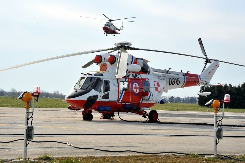Mi-14PŁ/R ląduje na lotnisku w Gdyni Babich Dołach, na...