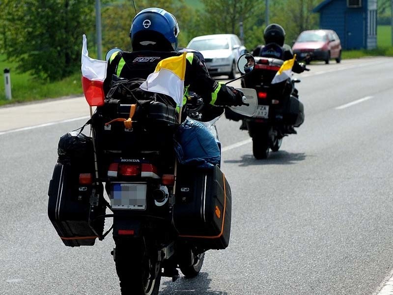 W drodze do Rzymu są również motocykliści.