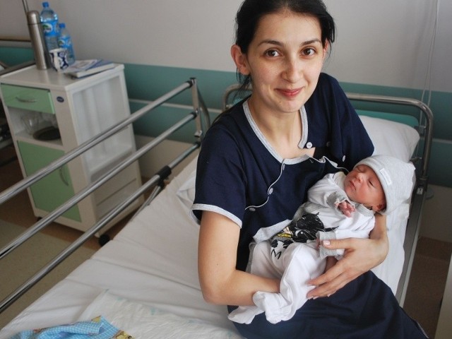 Antoś Dąbkowski to synek Magdaleny i Tadeusza z Czerwina. Urodził się 1 lutego. Ważył 2730 g i mierzył 52 cm. Na zdjęciu z mamą.
