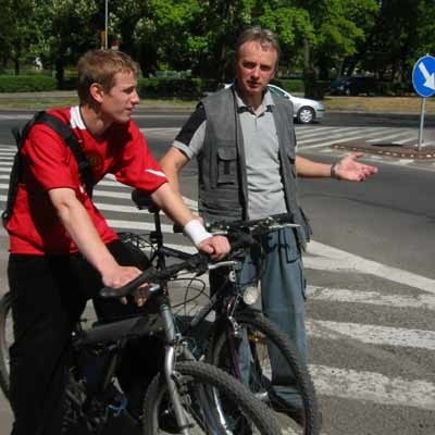 - Miasto i powiat powinny się wreszcie dogadać i przebudować to niebezpieczne skrzyżowanie &#8211; mówią Henryk Czerkun i jego syn Przemek.