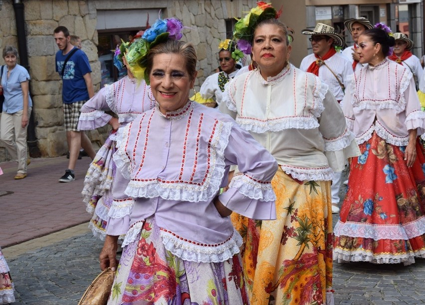 Gorlice. Festiwal Świat pod Kyczerą. Przez miejski deptak przeszedł barwny korowód artystów z różnych stron świata