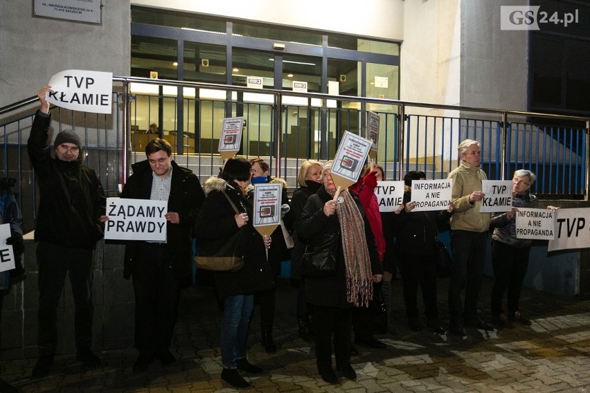 Szczecin: "Telewizja kłamie". Manifestacja przed siedzibą TVP