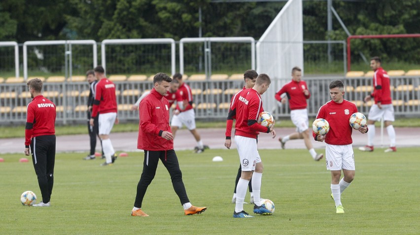 Piłkarska 2 liga wróciła do grania. W jednym z pierwszych...