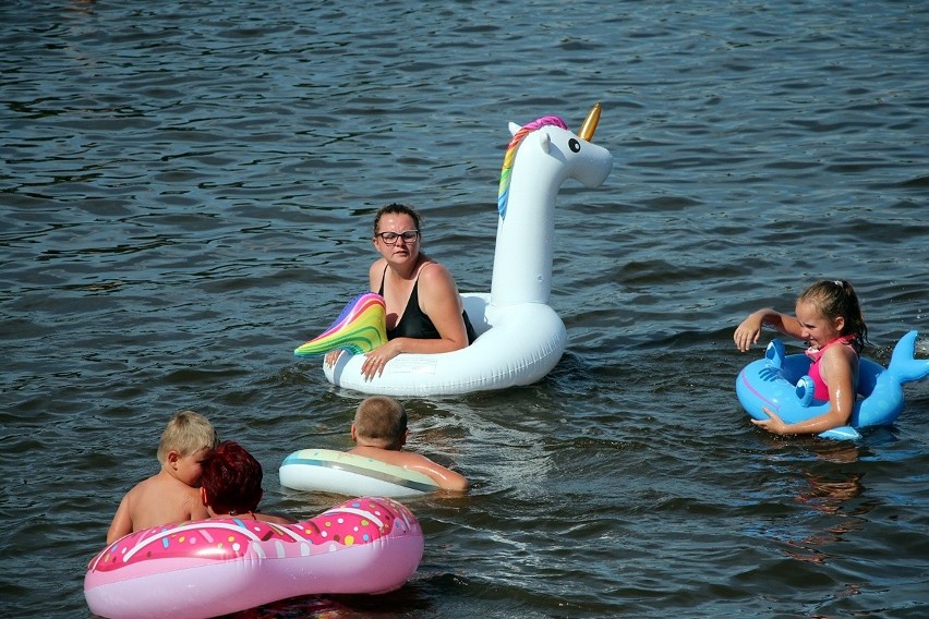 Choć pogoda sprzyja plażingowi, nad zalewem OSiR w...