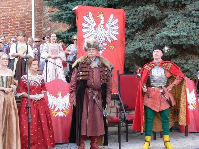 Uroczystym przemarszem księcia Bolesława Wstydliwego, kasztelana sandomierskiego i włodarzy miasta rozpocznie się w niedzielę, 5 czerwca uroczyste otwarcie po rewitalizacji Rynku w Koprzywnicy.