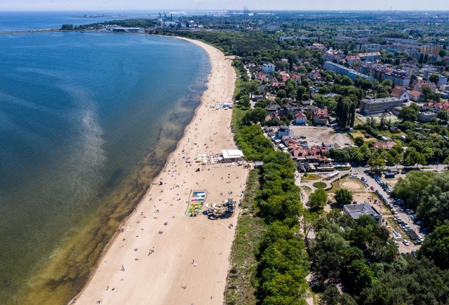 Słoneczna aura sprzyja wypoczywaniu na plaży. Lada dzień zaczną otwierać się miejskie kąpieliska, na plaży pojawiają się ratownicy. Pamiętajmy jednak o tym, że plaża to miejsce dla wszystkich i że musimy się na niej właściwie zachować. Nieprzestrzeganie pewnych zasad może grozić nawet mandatem. Sprawdźcie, czego kategorycznie nie można robić na plaży! Szczegóły na kolejnych zdjęciach >>>>