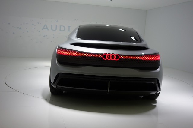 Audi Aicon Ten w pełni elektryczny, autonomiczny samochód nie potrzebujący kierowcy, wskazuje jak według Audi wyglądać będzie przyszłość motoryzacji, zarówno pod względem technicznym, jak i stylistycznym. Fot. Ryszard M. Perczak