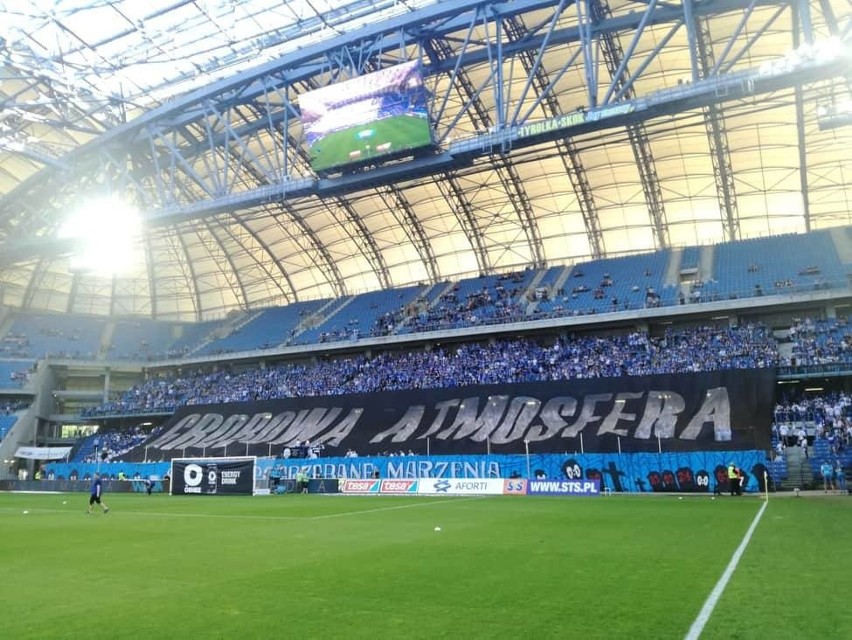 Wymowny transparent na stadionie przed meczem Lech Poznań -...