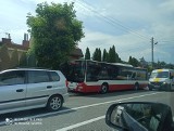 Nowy Sącz. Miejski autobus zderzył się z autem osobowym nieopodal sklepu