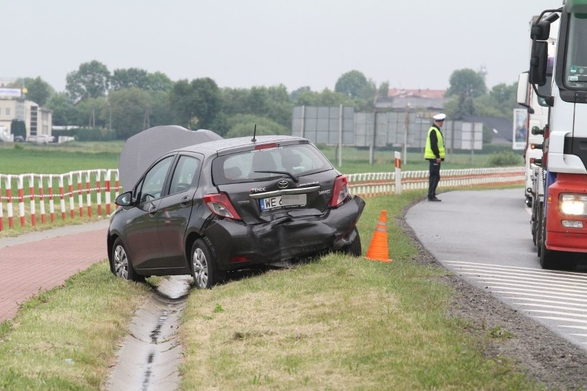 Północ Wrocławia stanęła w korkach. Pod Psarami zderzyło się pięć samochodów (ZDJĘCIA)