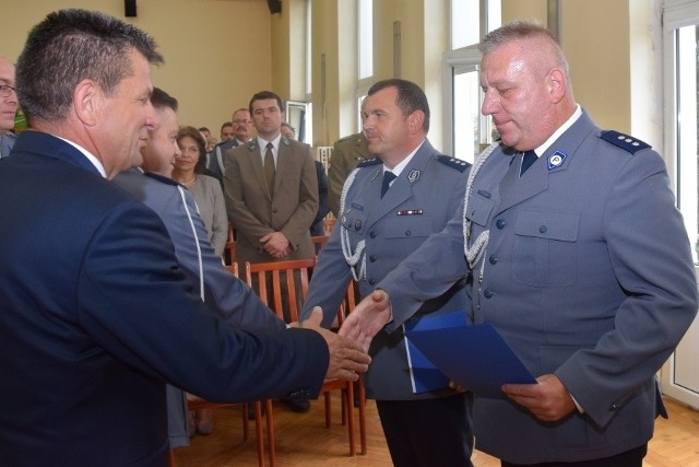 Wyróżnionym policjantom gratulował m.in. starosta szydłowiecki Włodzimierz Górlicki (na pierwszym planie, z lewej).