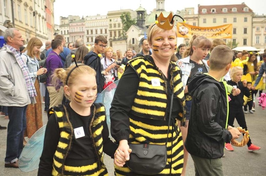Miodobranie i Parada Pszczół. Kraków widział już wiele, ale takiej parady jeszcze nie było... [ZDJĘCIA]