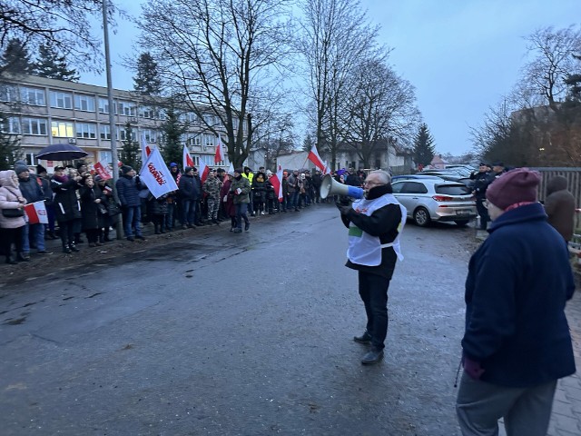 Protest w obronie mediów publicznych przed siedzibą Rozgłośni Regionalnej Polskiego Radia w Zielonej Górze
