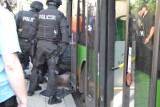 Nożownik z autobusu 82: Zobacz akcję policji [WIDEO]