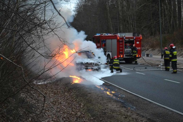 Do nietypowego zdarzenie doszło na drodze Słupskiej na wyjeździe z Koszalina. W płomieniach stanął samochód marki BMW X5, który na lawecie przewoził drugie auto tej samej marki. W samochodzie zapaliła się komora silnika. Auto spłonęło doszczętnie. Drugi samochód udało się uratować z płomieni. 