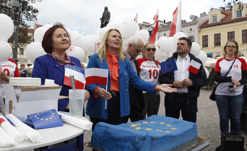 Na Rynku w Rzeszowie Elżbieta Łukacijewska - poseł do...