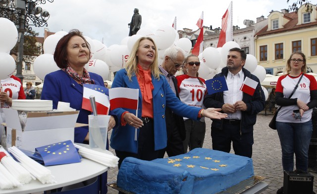 Na Rynku w Rzeszowie Elżbieta Łukacijewska - poseł do Parlamentu Europejskiego - częstowała mieszkańców urodzinowym tortem. W ten sposób uczciła 15. rocznicę wejścia Polski do Unii Europejskiej.