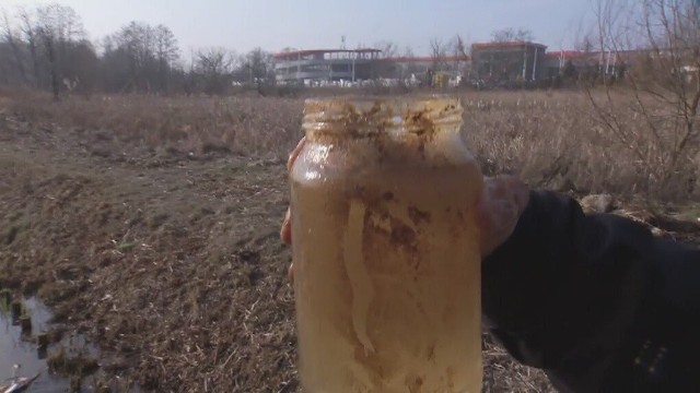 Woda zanieczyszczona w wyniku działania budów deweloperskich"Kiedyś tę wodę można było pić, a teraz to błoto!"Reporter Uwagi! TVN sprawdza sygnały od zaniepokojonych mieszkańców. Pobiera próbkę wody do słoika. Ciecz ma rdzawy kolor i pieni się.