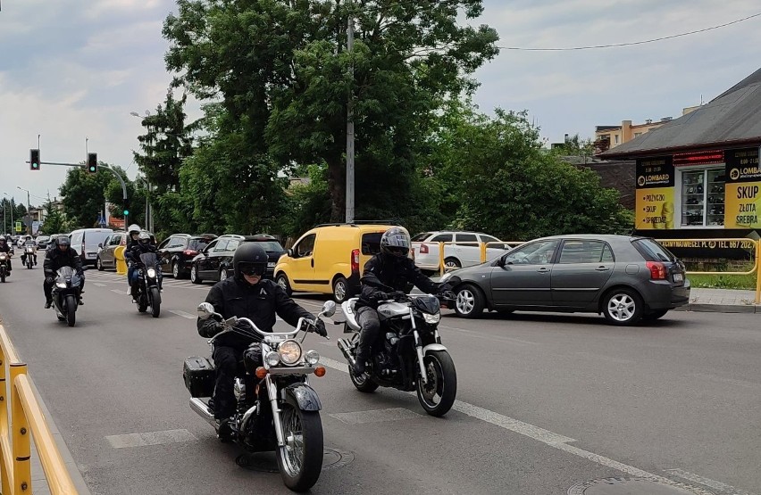 VIII Zlot Motocyklowy w Żmudzi. Nie zabrakło parady z udziałem motocyklistów. Zobacz zdjęcia