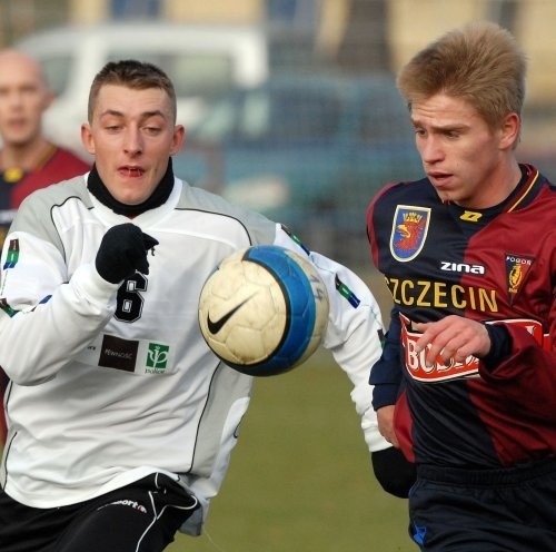 Marek Kowal (z prawej) z Pogoni był po meczu bardziej zadowolony od swojego rywala z Polic - Krzysztofa Stefaniaka.