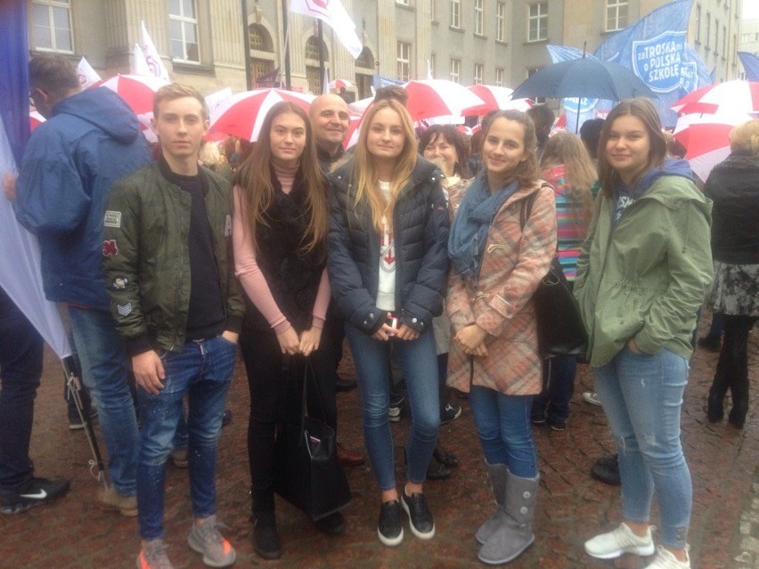 Protest nauczycieli, rodziców i uczniów w Katowicach...