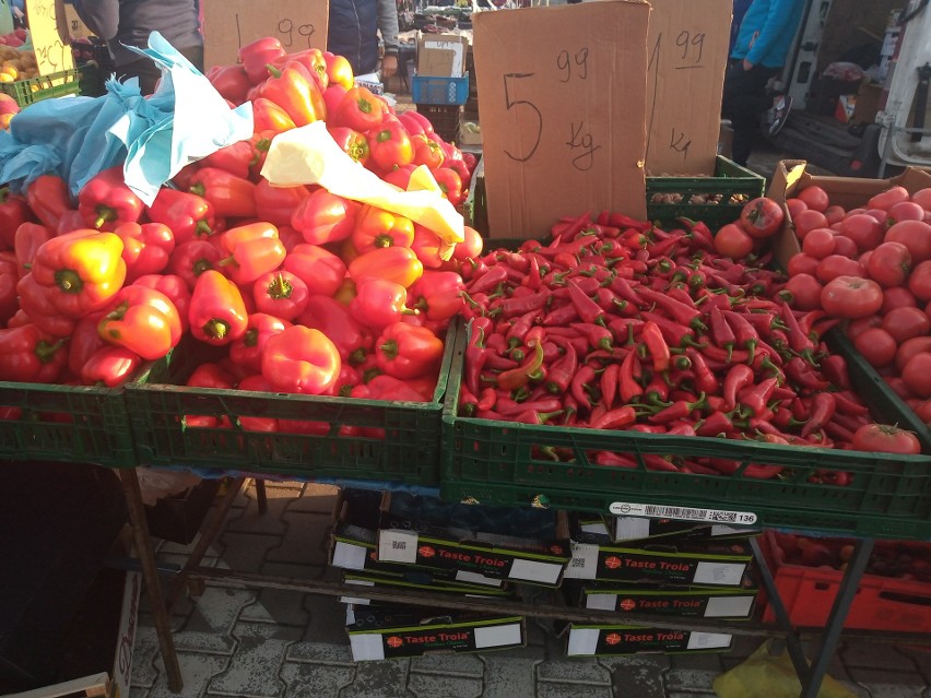 Ceny warzyw, owoców i roślin na giełdzie przy Andersa w...