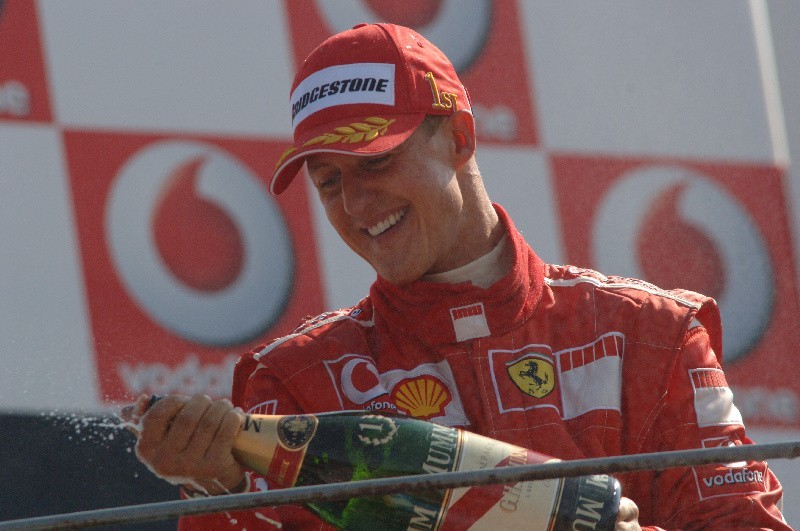 Pod koniec grudnia Schumacher jadąc na nartach uderzył głową...