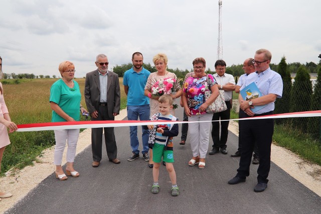W otwarciu ulicy Żwirowej w Łopusznie władzom gminy pomagali też najmłodsi mieszkańcy gminy.