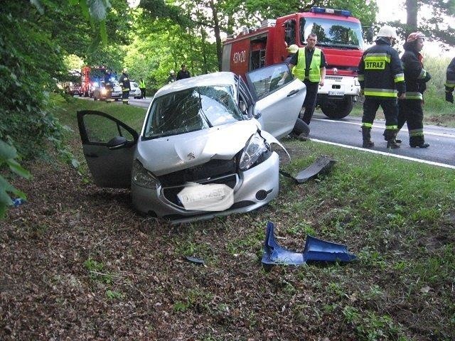 Peugeot zderzył się z ciężarowym mercedesem.