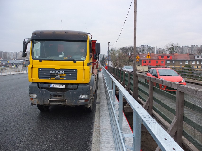 Trwają próby obciążeniowe mostu na ulicy Niemodlińskiej w Opolu. W piątek otwarcie? [wideo, zdjęcia]
