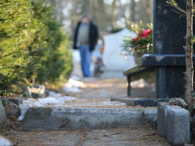 Próg, który powstał po remoncie sąsiedniego pomnika, uniemożliwia niepełnosprawnej kobiecie dostanie się na grób męża.
