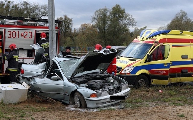 Zdjęcie z 4 listopada. Jadące prawdopodobnie zbyt szybko bmw "owinęło" się wokół słupa. 