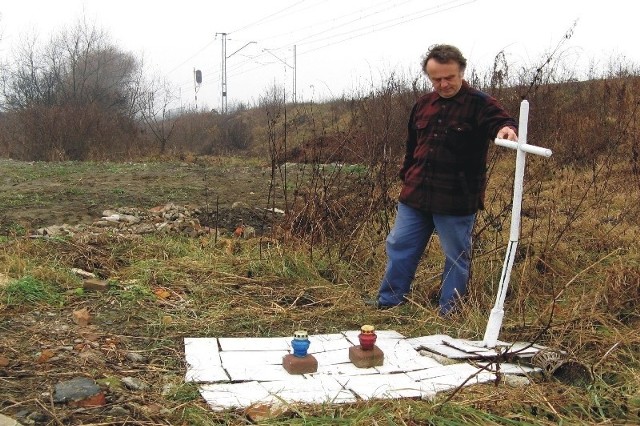 Mogiła i stojący nad nią Andrzej Mikulski. Zdjęcie wykonane pod koniec 2006 r.