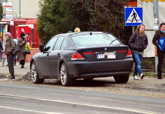 Auto Zbigniewa Rusaka parkuje na ulicy Mickiewicza w Sandomierzu. Przed przejściem dla pieszych.