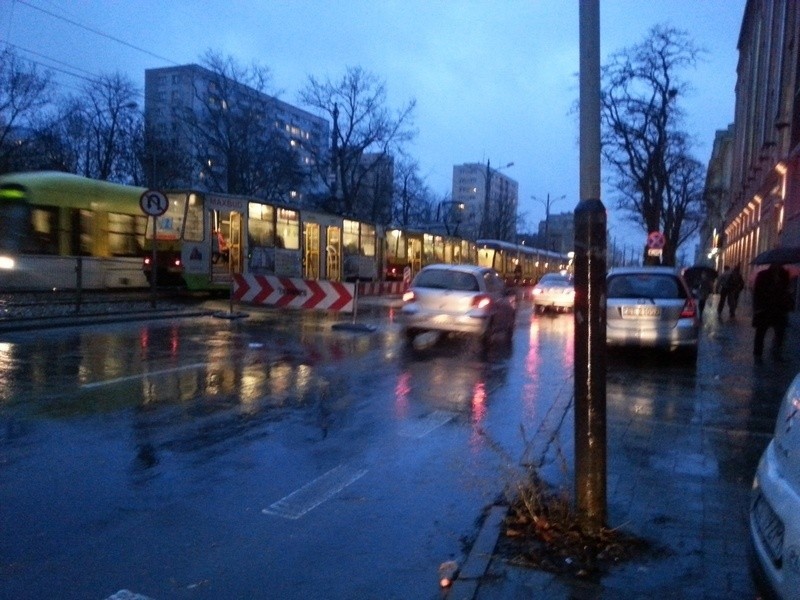 Stały tramwaje na al. Kościuszki. Awaria w popołudniowych godzinach szczytu