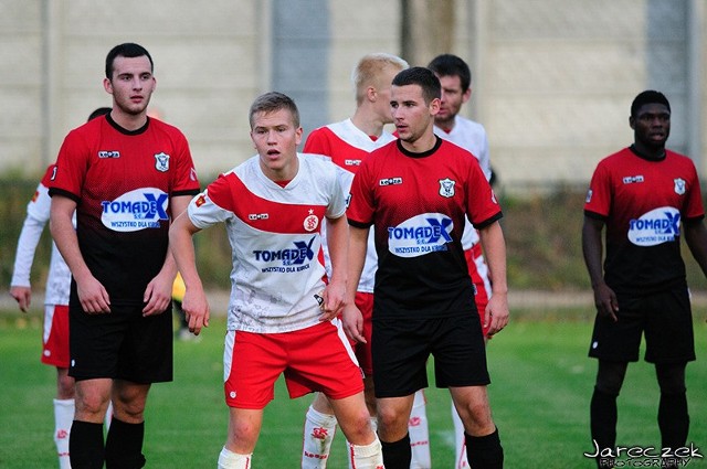 W zeszłym sezonie rozgrywany w Aleksandrowie Łódzkim pojedynek między miejscowym Sokołem a Łódzkim Klubem Sportowym zakończył się zwycięstwem gości.