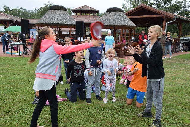 „Parzący” kapelusz, zupa kwiatowa próbowana przez Gargamela, koncert piosenek, to tylko niektóre z zabaw proponowanych dzieciom przez sympatyczne Smerfetki. Tradycyjnie w ostatnich dniach wakacji Komisja Rozwiązywania Problemów Alkoholowych Urzędu Miejskiego zorganizowała Nowosolski Dzień Trzeźwości.W tym roku w Parku Krasnala, wspólnie z Miejskim Ośrodkiem Sportu i Rekreacji, LOK-iem, Sanepidem i Klubami AA „Ogniwo” oraz „Odrodzenie” w sobotę, 1 września zorganizowano blok imprez sportowych, kulturalnych i muzycznych dla dzieci i dorosłych. Na boiskach siatkówki plażowej w „Wodnym Świecie” odbył się turniej w tej grze, były pokazy karate i zawody strzeleckie. Najwięcej atrakcji jednak czekało dzieci na placu imprez w Parku Krasnala. Były rzuty do celu, strzały piłką, wędka szczęścia, „dmuchańce”, a także konkursy plastyczne, malowanie twarzy czy animacje i zabawy organizowane przez klub zabaw „Drabinkowo” i zespół muzyczny.Dorośli mogli zbadać ciśnienie krwi, zmierzyć tkankę tłuszczową, czy odbyć konsultację dotyczącą problemów uzależnień. Dodatkową atrakcją imprezy był udział w niej i pomoc w organizacji - siatkarzy drugoligowej „Astry” Nowa Sól. Zobacz wideo: Otwarcie Parku Fizyki  w Nowej Soli