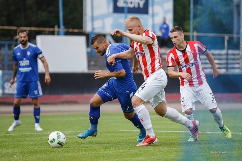 Środkowy obrońca, 19 lat. Pozyskany latem z Juventy...