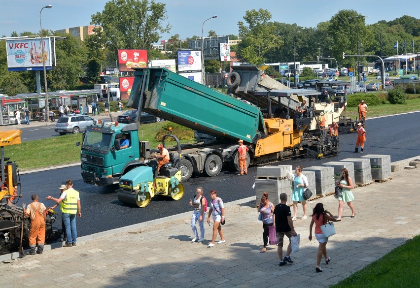 Trwają roboty al. Tysiąclecia. Drogowcy kładą asfalt, autobusy jeżdżą objazdami [ZDJĘCIA]