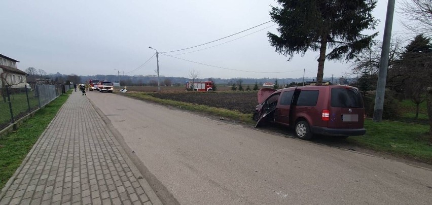 Wypadek w Nebrowie Wielkim (gmina Sadlinki). 42-latek nie ustąpił pierwszeństwa i doprowadził do wypadku [ZDJĘCIA]