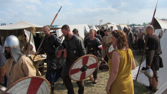 Zwiedzający wyspę i wioskę mają także okazję przeżyć "żywą lekcję historii" i zobaczyć, jakie zawody wykonywano przed wiekami, jakie potrawy spożywano, jak spędzano czas wolny oraz jak wyglądały i ile ważyły zbroje wojowników.