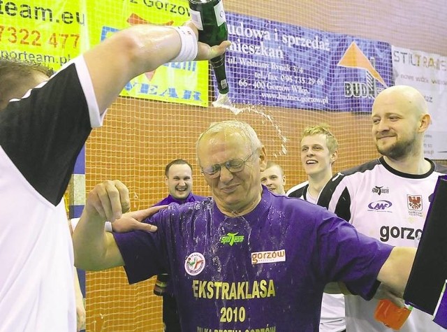 Trener akademików Michał Kaniowski nie miał szans uniknięcia po meczu kąpieli w szampanie. Zawodnicy podziękowali mu za 18 ligowych zwycięstw i powrót do elity.