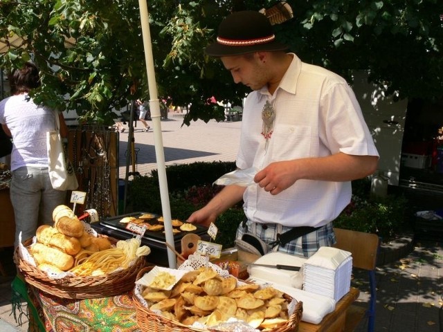Jan Janik z Szaflar, koło Zakopanego przyjechał do Tarnobrzega z dziewczyną Karoliną by sprzedawać między in. smaczne oscypki i inne góralskie sery.