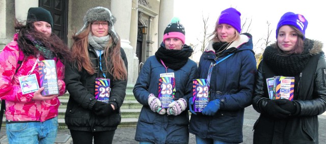 W niedzielę wolontariusze nie przestraszyli się mrozu i wiatru. Wśród kwestujących w Pionkach znalazły się (od lewej): Kornelia, Ada, Kamila, Beata i Natalia.