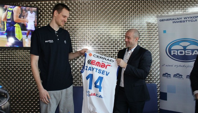 Igor Zajcew odbiera koszulkę od prezesa klubu, Piotra Kardasia