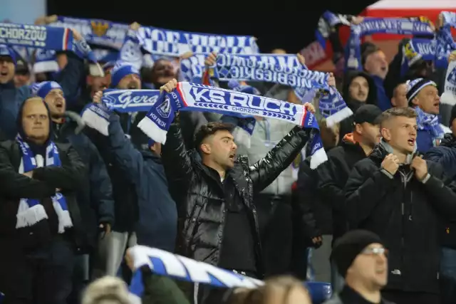 Kibice Ruchu Chorzów kochają swój klub i śpiewają o tym w piosenkach.Zobacz kolejne zdjęcia. Przesuwaj zdjęcia w prawo - naciśnij strzałkę lub przycisk NASTĘPNE