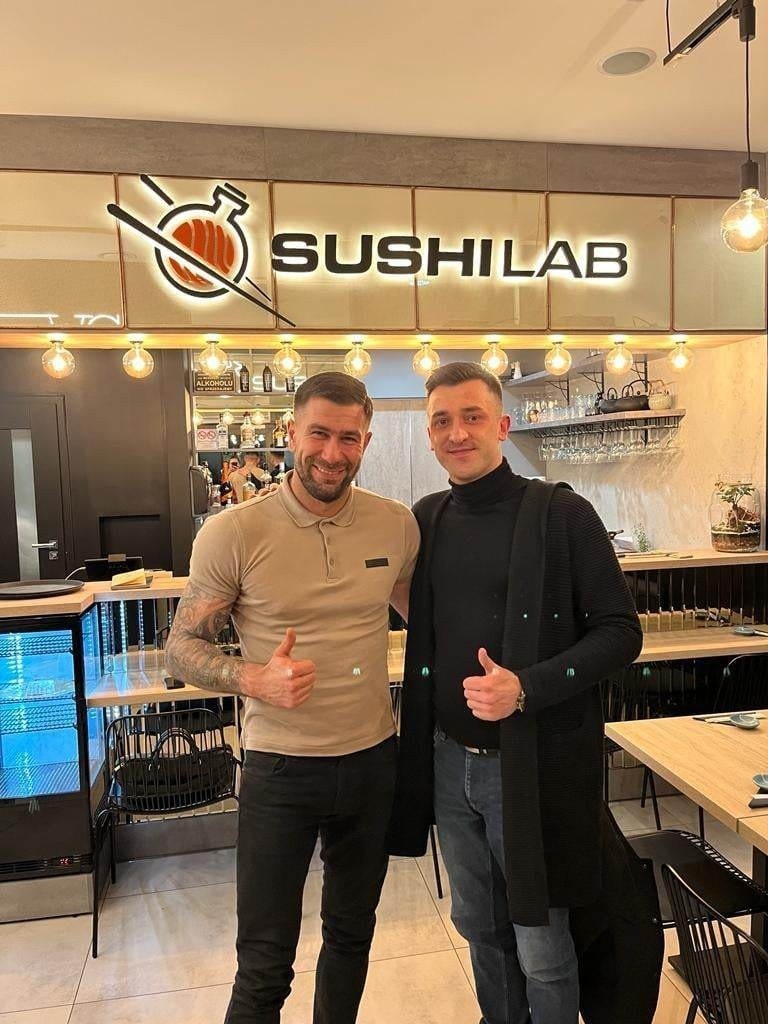 Wielu znanych piłkarzy w restauracji Sushi Lab w Kielcach prowadzonej przez Kamila Sylwestrzaka. Byli nie tylko zawodnicy Korony Kielce