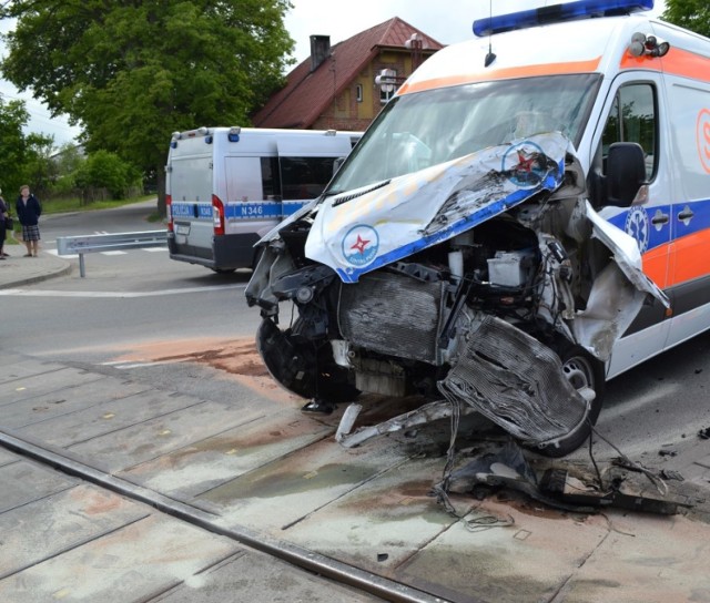 W zderzeniu pociągu z karetką pogotowia cudem nikt nie został ranny