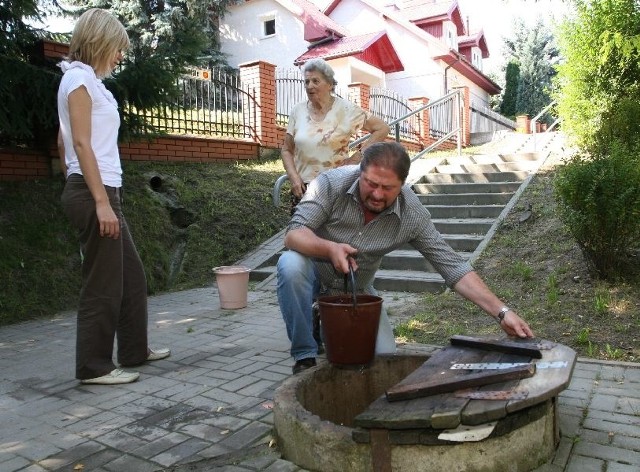 Źródełko przy ulicy Piaski Małe cieszy się dużą popularnością. Mieszkańcy Monika Kusal, Henryka Jakubczyk i Marek Mastalerz martwią się, że woda zostanie zanieczyszczona deszczówką spływająca z osiedla.